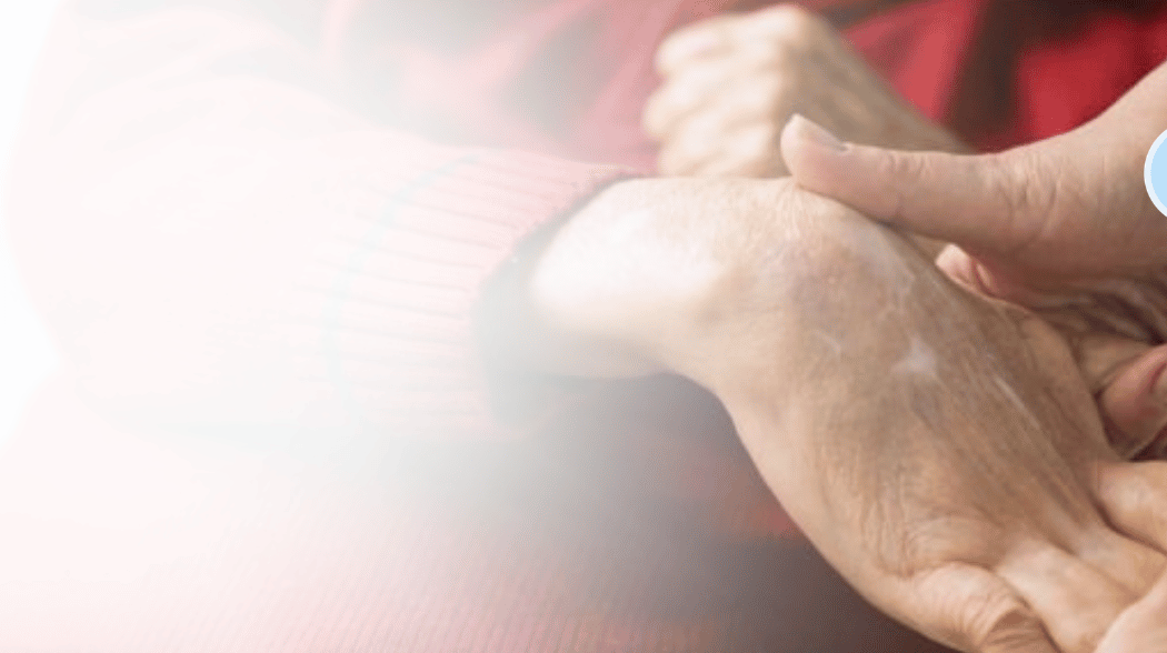 Hände halten die Hand einer älteren Person. Texthinweis: „Am 29. Oktober ist Welt-Schlaganfalltag.“